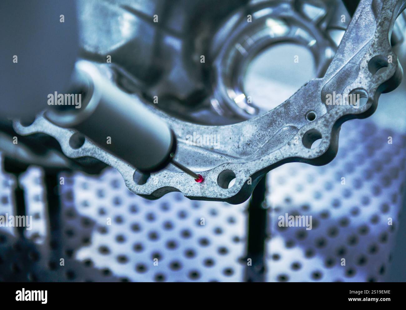 Primo piano della macchina di misurazione automatica delle coordinate (CMM) per l'ispezione alta blocco motore di precisione durante il lavoro Foto Stock