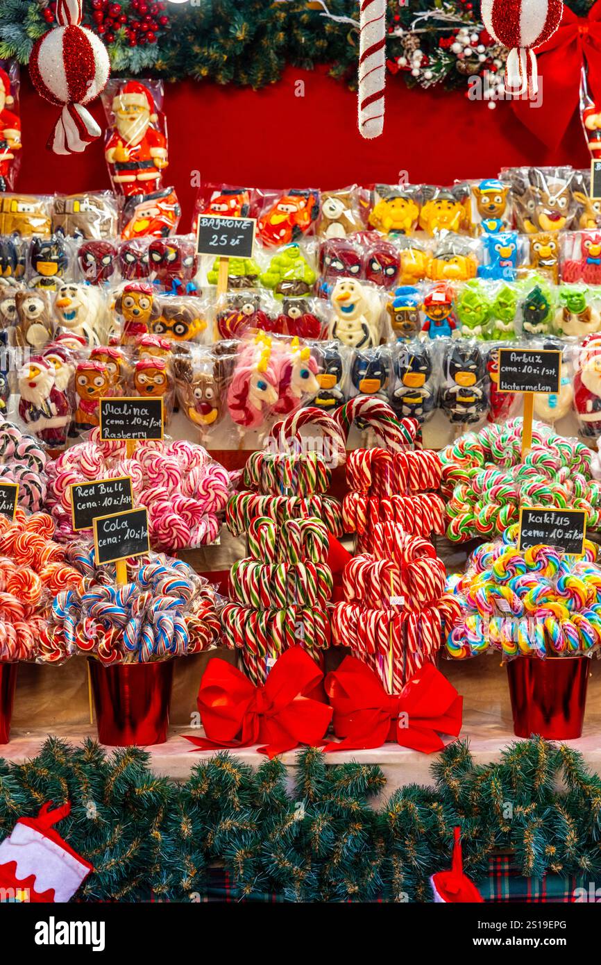 Bancarelle con dolci festivi e caramelle natalizie e lecca lecca al mercatino di Natale di Varsavia, Varsavia, Polonia Foto Stock