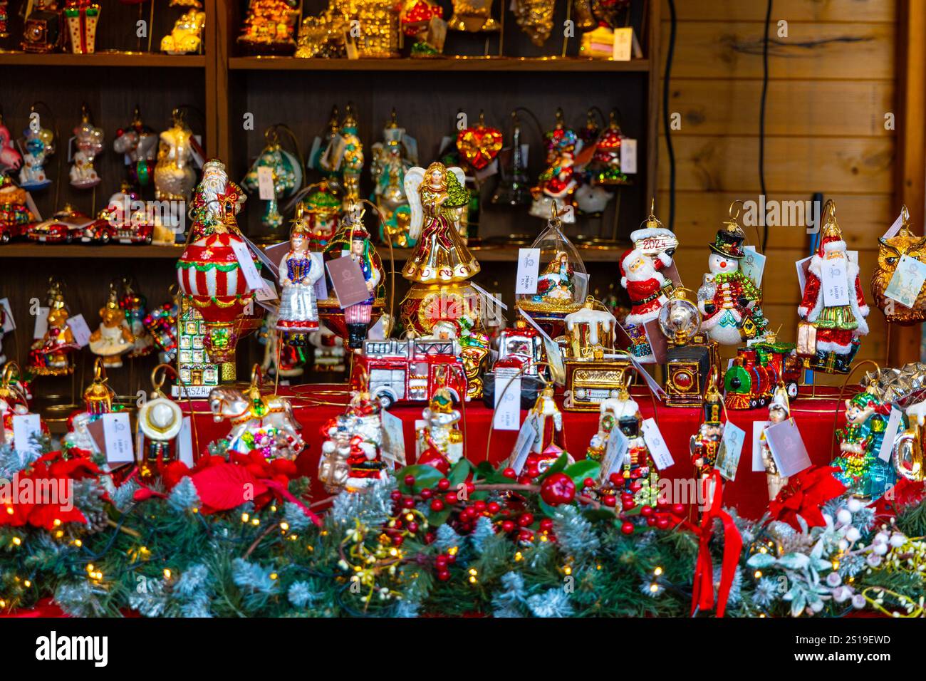 Stalla con baule artigianali di Natale al mercato di Natale di Varsavia, Varsavia, Polonia Foto Stock