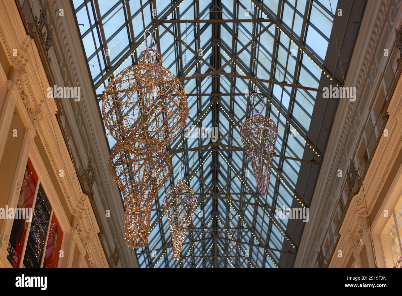 Sperimentate lo splendido soffitto in vetro con decorazioni eleganti che creano un'atmosfera suggestiva Foto Stock