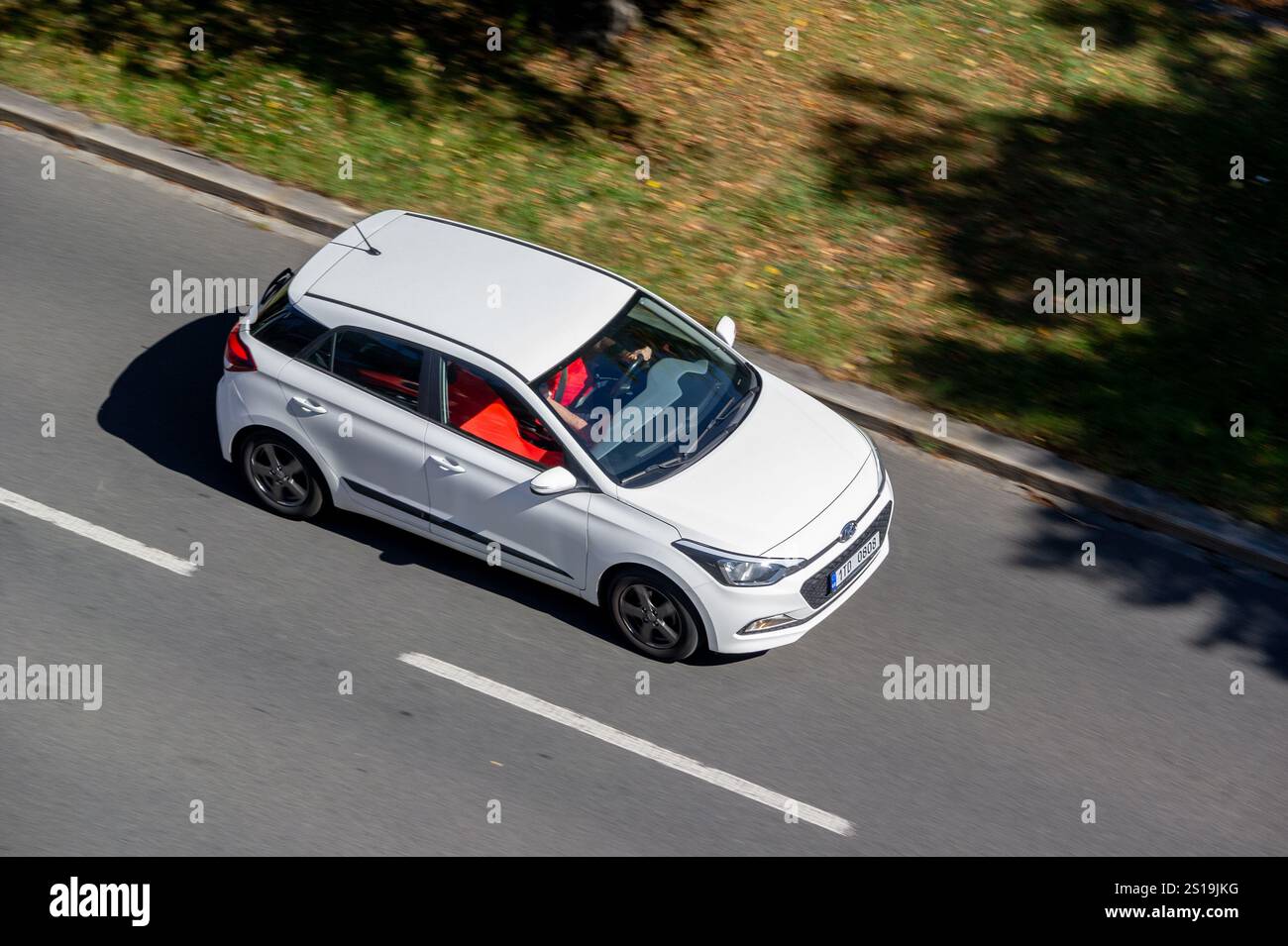 HAVIROV, CECHIA - 6 AGOSTO 2023: Vista dall'alto dell'auto berlina Hyundai i20 II GB bianca, effetto di sfocatura del movimento Foto Stock