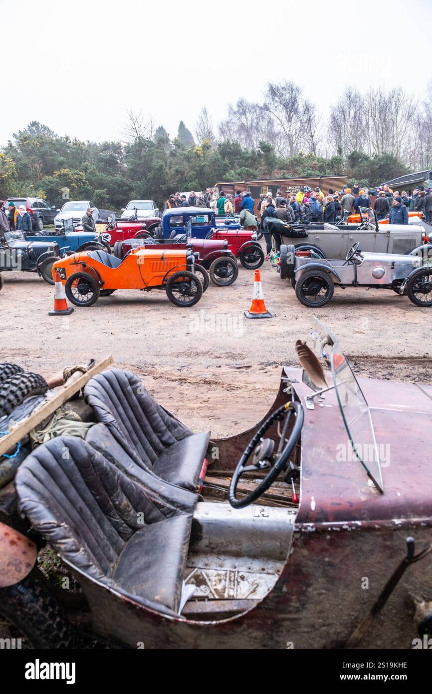 I membri del club automobilistico Pre War Austin 7 partecipano all'evento Dave Wilcox Memorial Hill Trials in condizioni molto umide, scivolose e fangose. Foto Stock