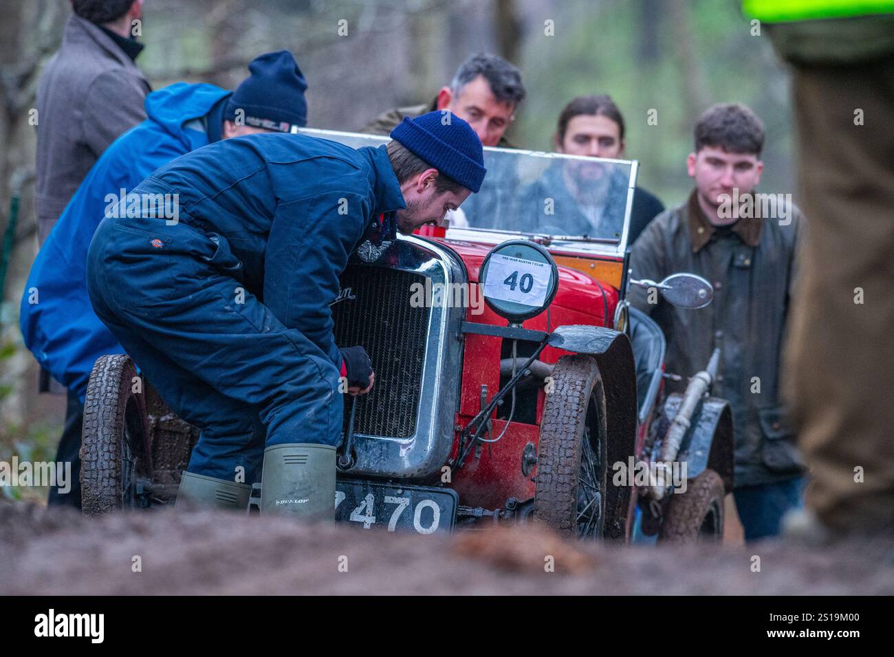 I membri del club automobilistico Pre War Austin 7 partecipano all'evento Dave Wilcox Memorial Hill Trials in condizioni molto umide, scivolose e fangose. Foto Stock