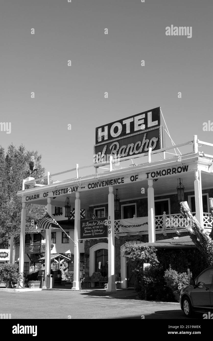 L'iconico Hotel El Rancho a Gallup, New Mexico, USA, conosciuto come la "casa delle stelle del cinema", con il suo classico fascino del sud-ovest e il suo significato storico. Foto Stock