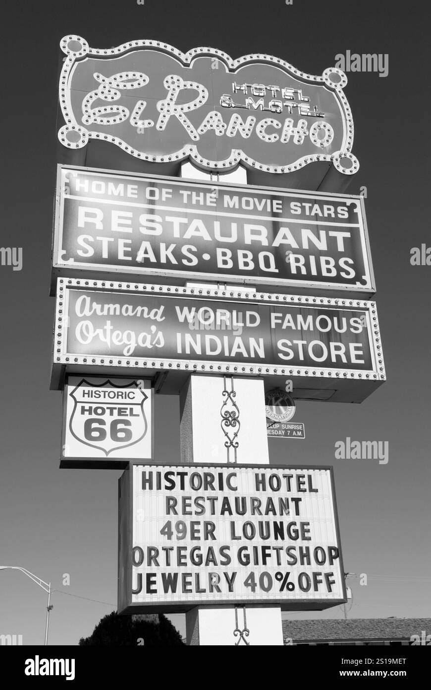 Insegna dell'hotel El Rancho, Gallup, New Mexico, Stati Uniti. Iconico monumento conosciuto come la "casa delle star del cinema". Foto Stock