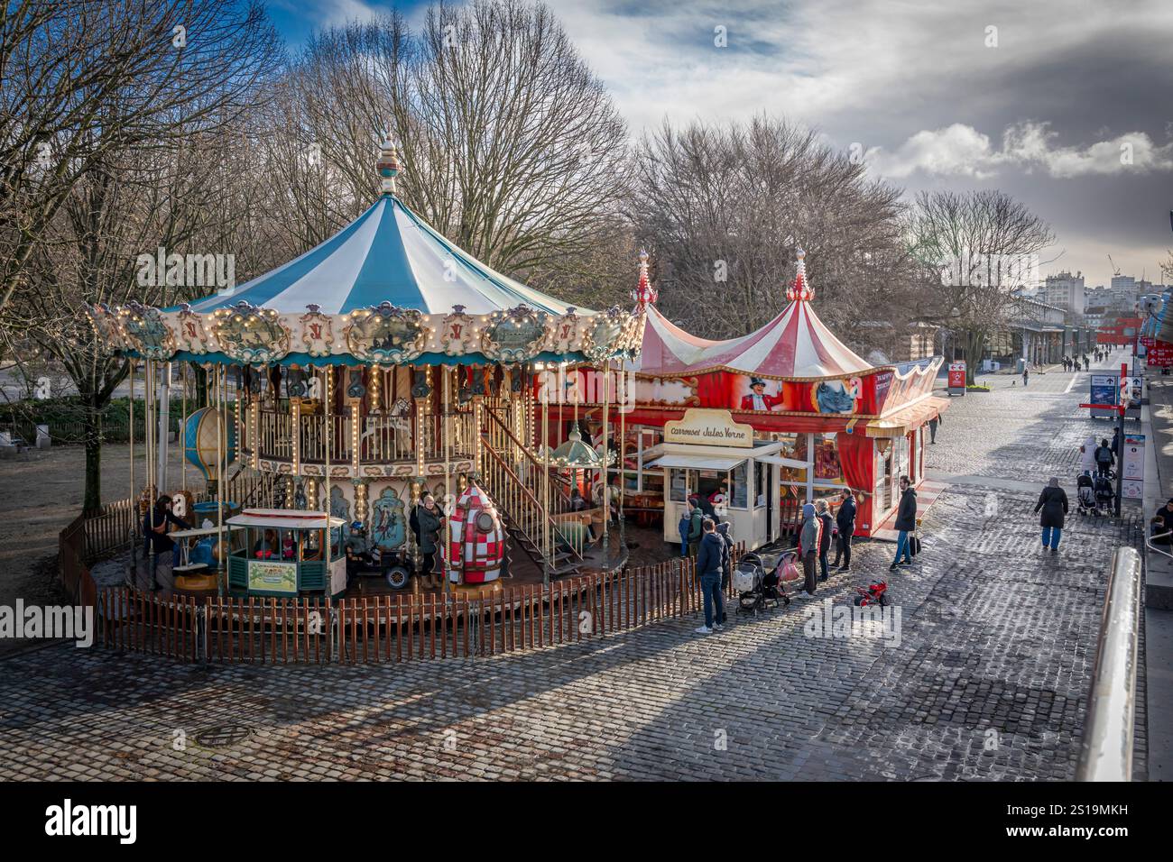 Parigi, Francia - 12 22 2024: Parco la Villette. Vista della giostra girevole le Jules Verne blu, bianca e rossa Foto Stock