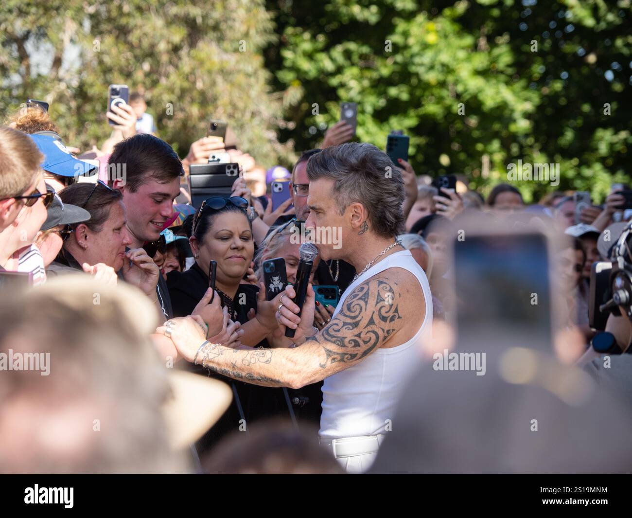 Melbourne, Australia. 2 gennaio 2025. Williams ha parlato con una fan emotiva di nome "Emily" alla quale ha offerto un pass per il backstage per il suo prossimo show. Robbie Williams esegue un concerto pubblico a migliaia di fan a Federation Square di Melbourne, dove il sindaco Nicolas Reece gli ha presentato le "chiavi della città". Credito: SOPA Images Limited/Alamy Live News Foto Stock Melbourne, Australia. 2 gennaio 2025. Williams ha parlato con una fan emotiva di nome "Emily" alla quale ha offerto un pass per il backstage per il suo prossimo show. Robbie Williams esegue un concerto pubblico a migliaia di fan a Federation Square di Melbourne, dove il sindaco Nicolas Reece gli ha presentato le "chiavi della città". Credito: SOPA Images Limited/Alamy Live News Foto Stock