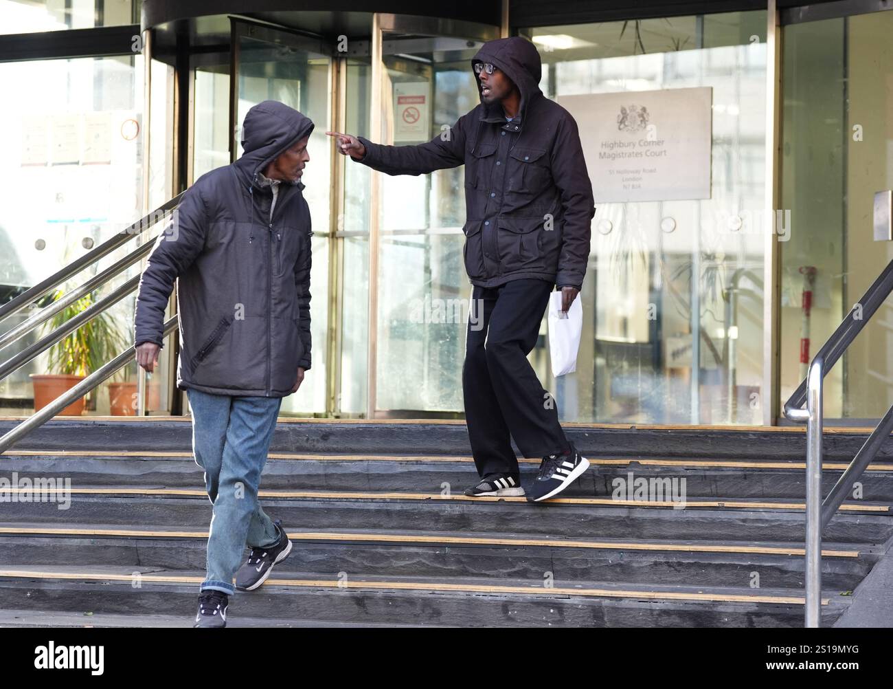 Ayub Dirie (a destra) lascia l'Highbury Corner Magistrates' Court a Londra, dove è stato accusato di aver abusato verbalmente di Matt Lucas mentre il comico stava andando ad una partita di calcio. Dirie, 32 anni, si dice abbia usato un linguaggio omofobico nei confronti di Lucas, che si stava dirigendo all'Emirates Stadium per vedere l'Arsenal prendere Liverpool il 27 2024 ottobre a Islington, a nord di Londra. Data foto: Giovedì 2 gennaio 2025. Foto Stock