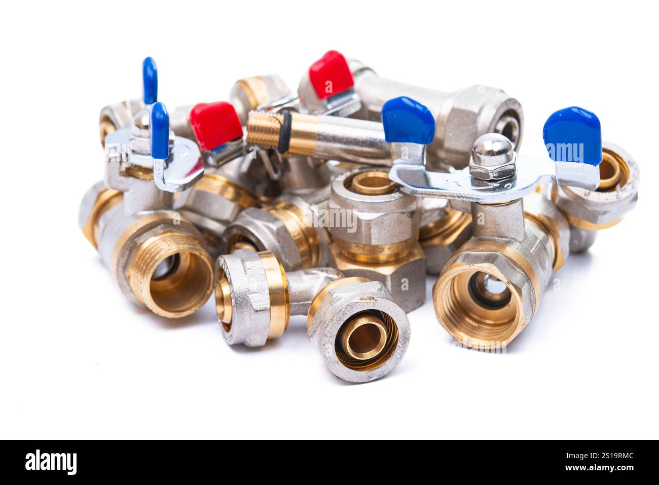 rubinetti di collegamento dell'acqua isolati su sfondo bianco Foto Stock
