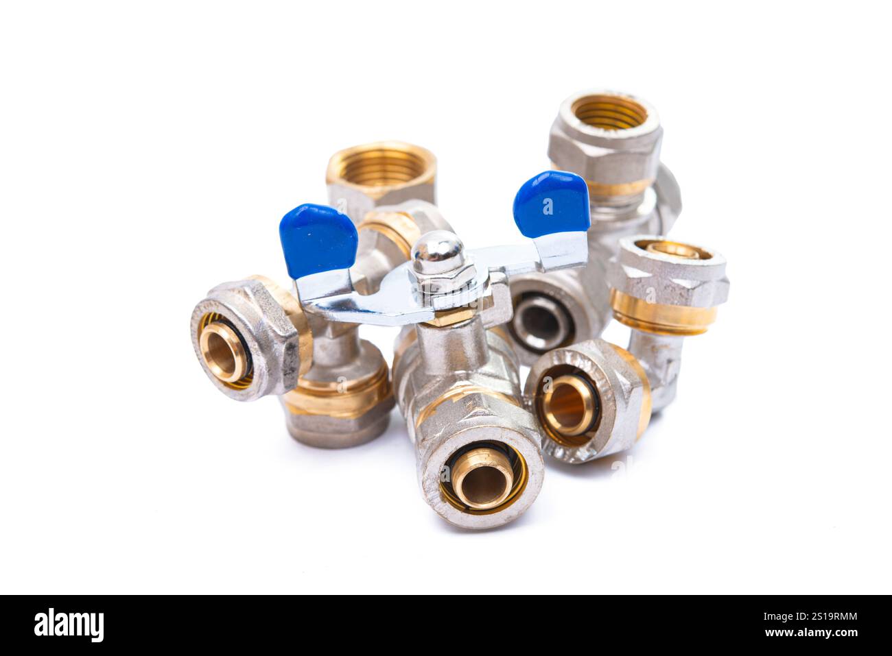 rubinetti di collegamento dell'acqua isolati su sfondo bianco Foto Stock