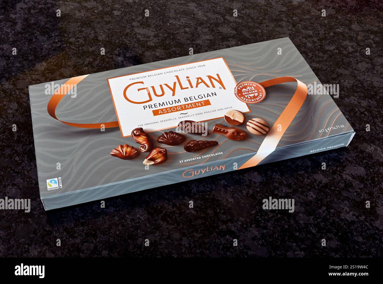 Scatola di cioccolatini Guylian Premium Belgian assortiti. I Seashells originali, Dark, Praline e Opus. 37 cioccolatini assortiti. 417 g.. Foto Stock