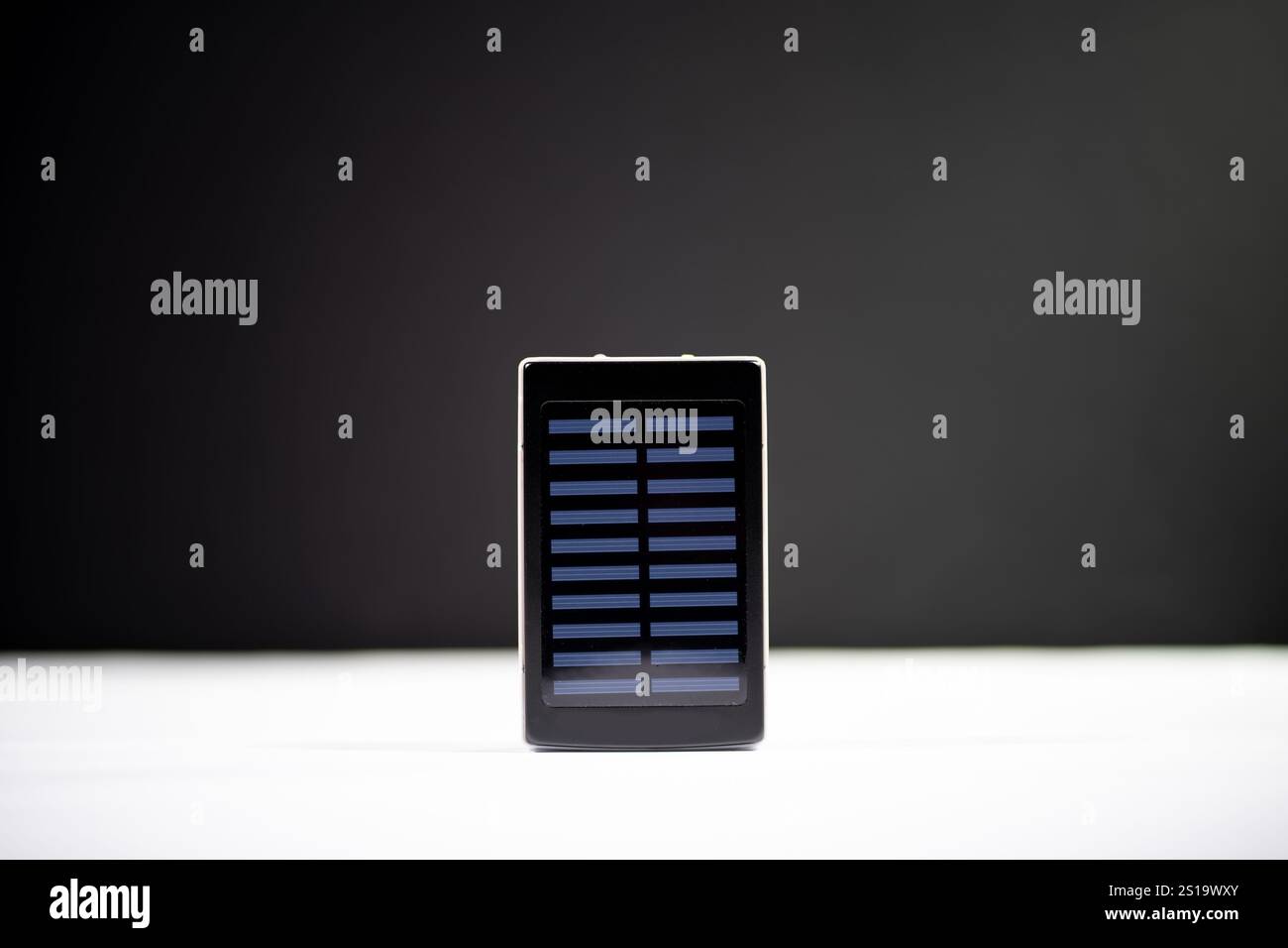 power bank mobile su sfondo nero, caricabatterie powerbank mobile Foto Stock