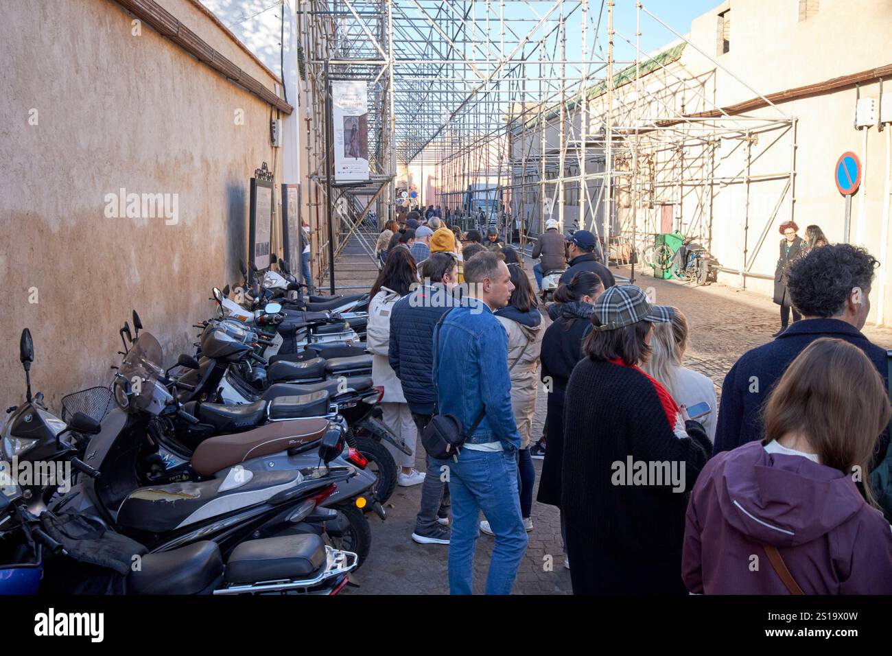 fila di persone al mattino presto fuori dal museo dar el bacha e caffetteria rte sidi abdelaziz marrakech, marocco Foto Stock