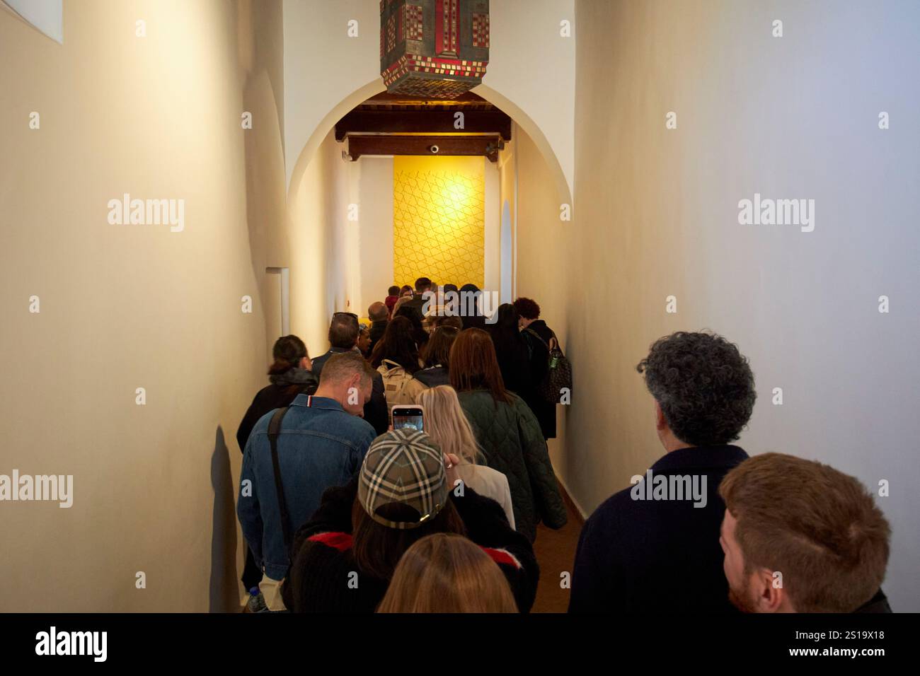 la fila mattutina di persone che entrano al museo dar el bacha e al bar rte sidi abdelaziz marrakech, marocco Foto Stock