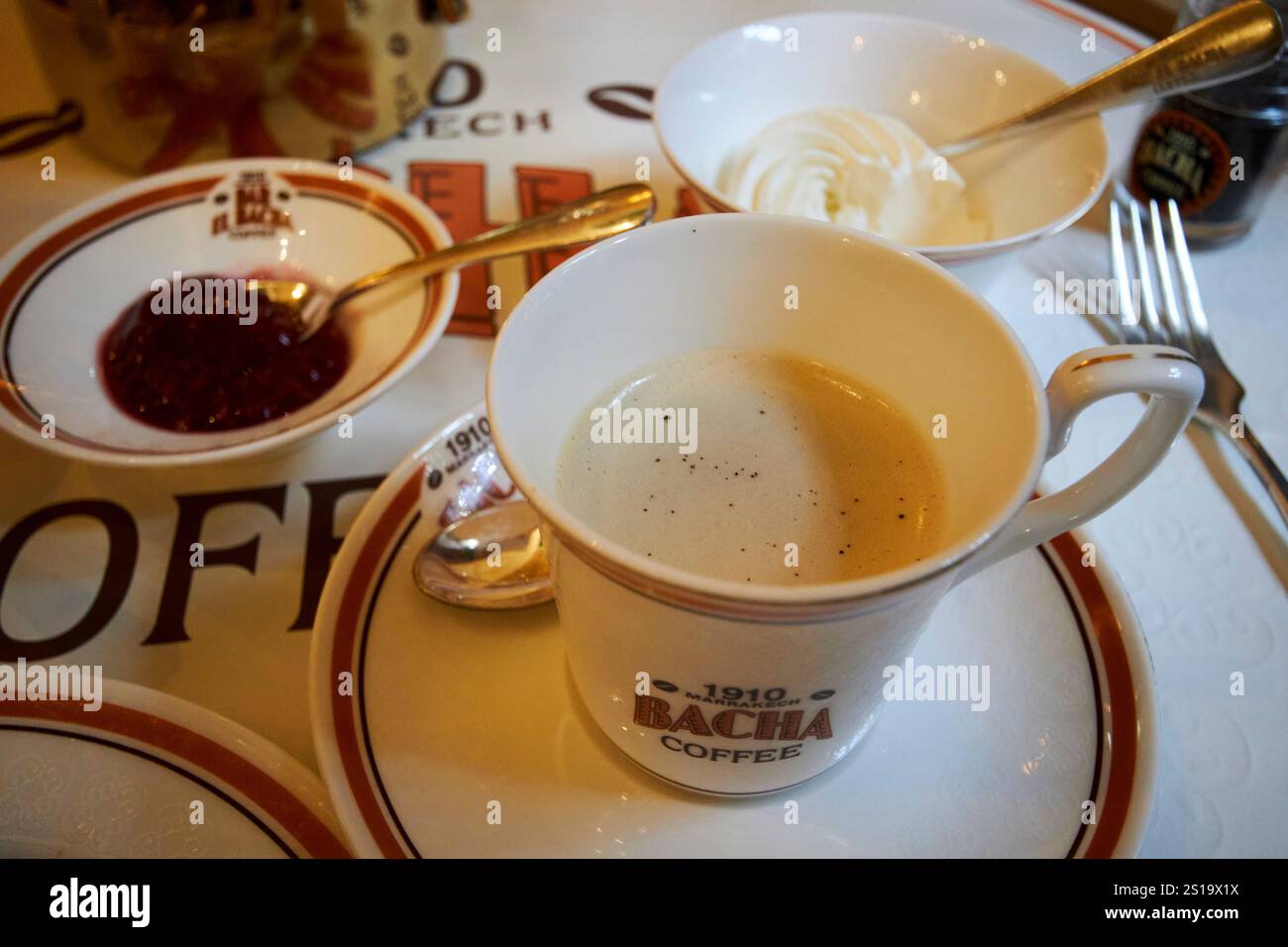 tazza di caffè con crema alla vaniglia aggiunta bacha coffee marrakesh, marocco Foto Stock