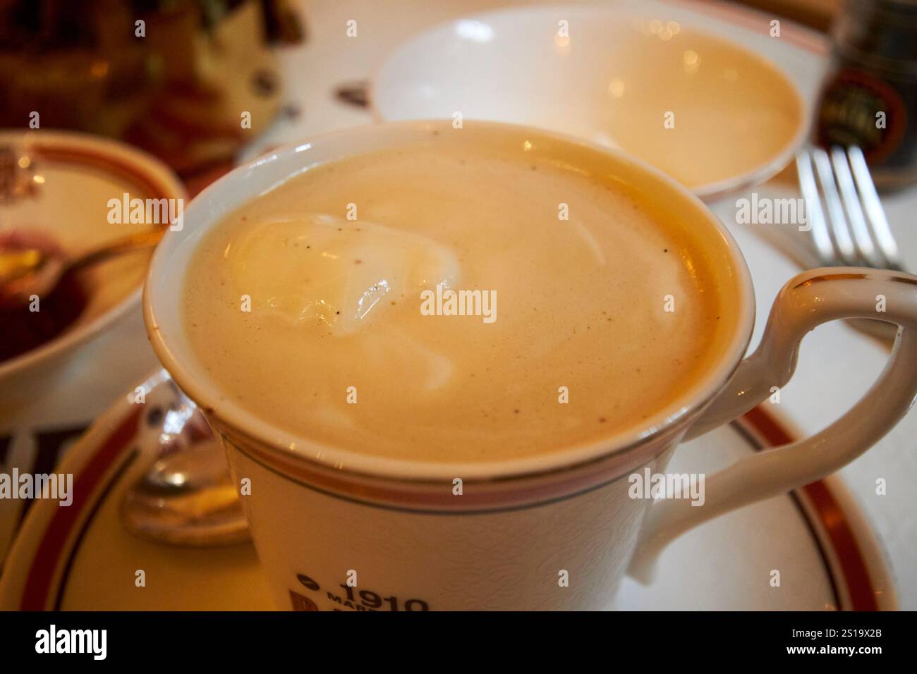 tazza di caffè con crema alla vaniglia aggiunta bacha coffee marrakesh, marocco Foto Stock
