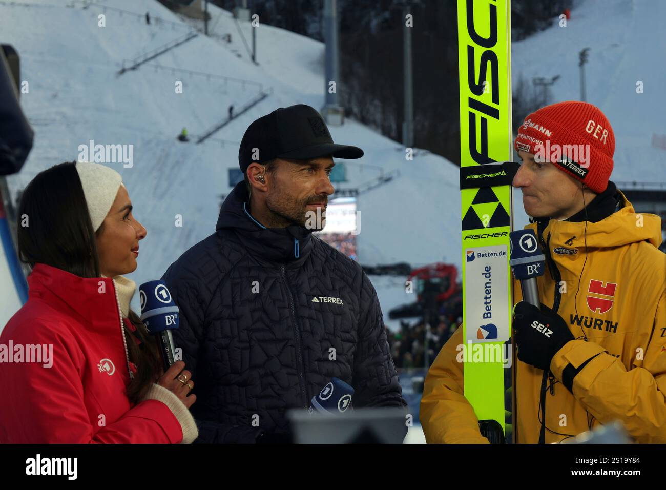 Garmisch Partenkirchen, Germania. 1 gennaio 2025. Karl Geiger (SC Oberstdorf) nach Seinem 6. Platz im Interview mit Sportmoderation Lea Wagner und Experte Sven Hannawald beim Neujahrsskispringen 73. Vierschanzentournee Garmisch-Partenkirchen credito: dpa/Alamy Live News Foto Stock