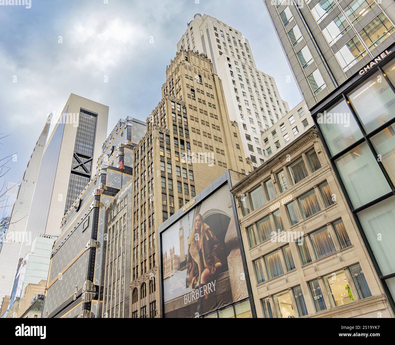una linea di edifici lungo il lato nord della 57th street est, nyc Foto Stock