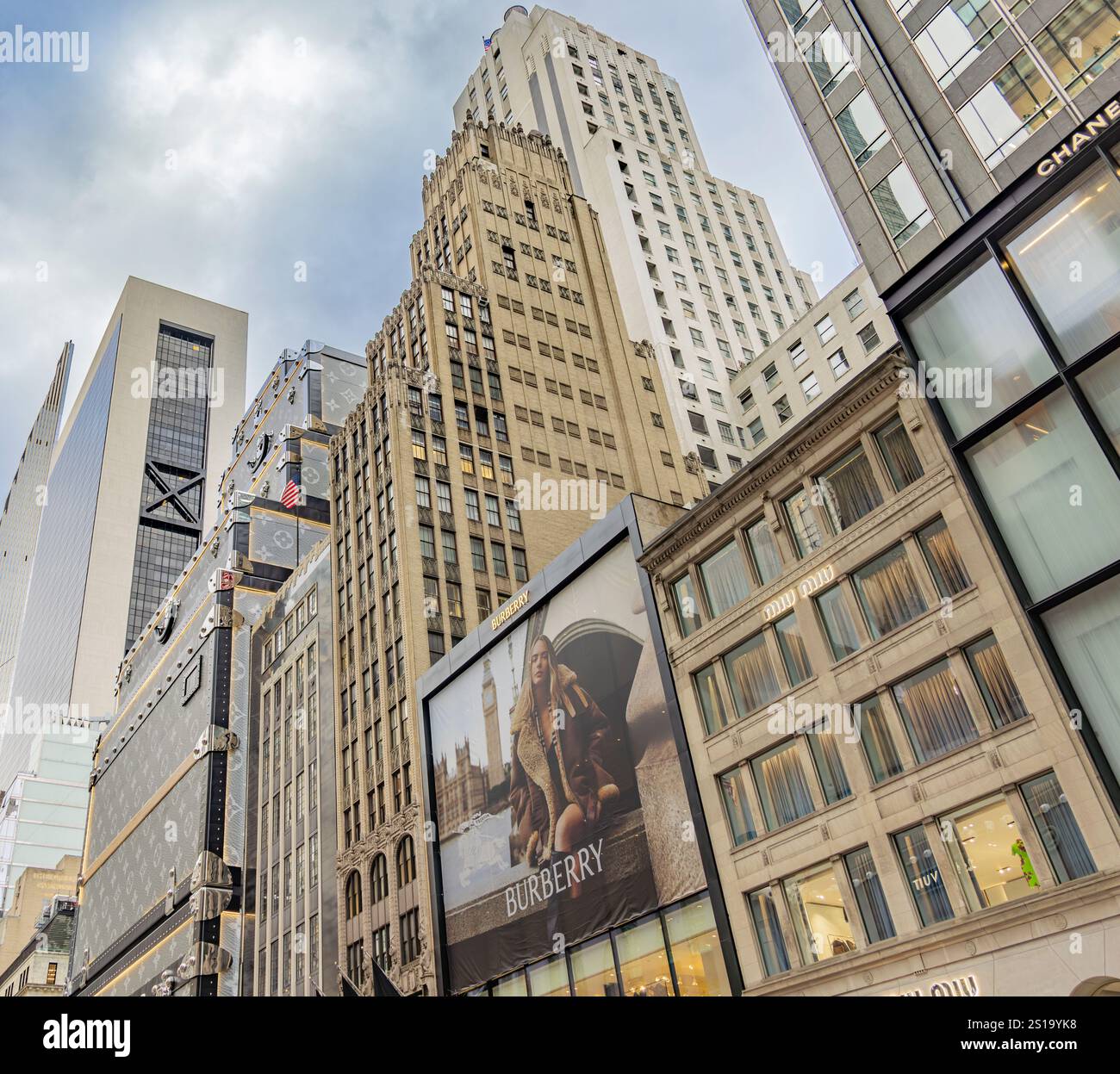 una linea di edifici lungo il lato nord della 57th street est, nyc Foto Stock