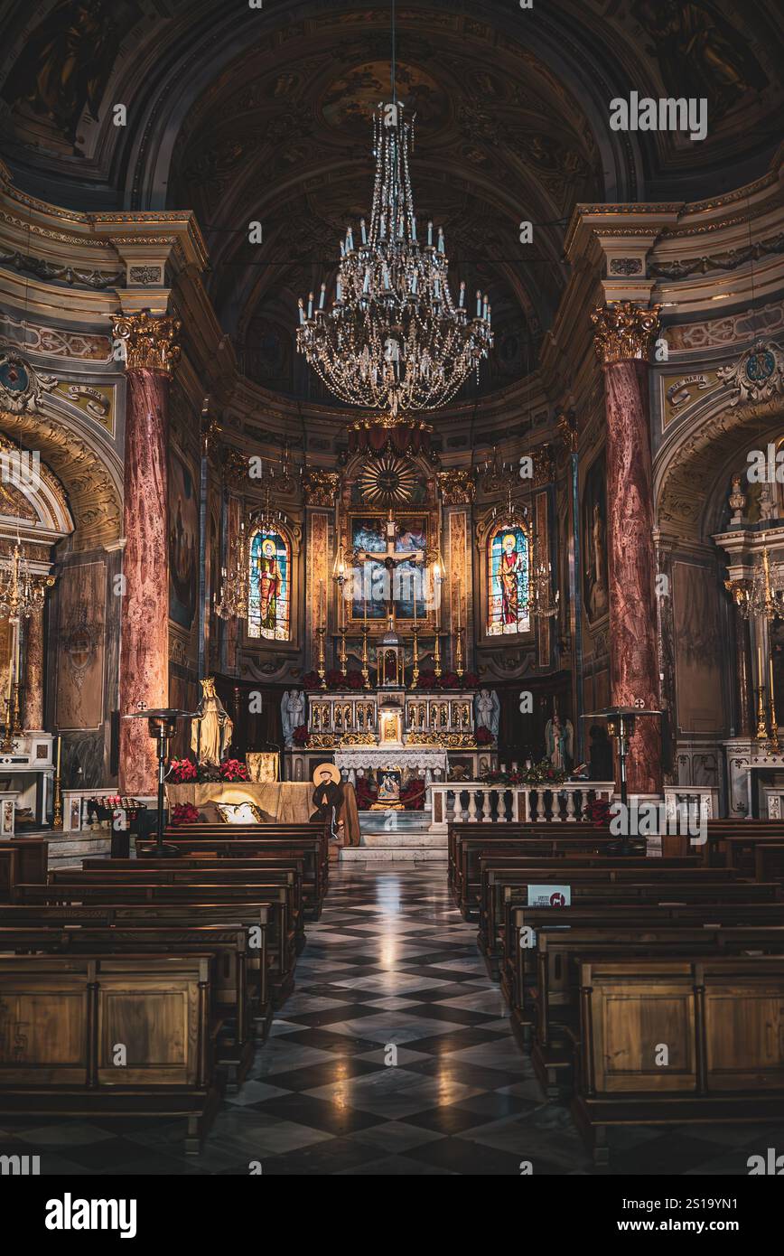 Magnifico altare di una Chiesa cattolica in Piemonte Foto Stock