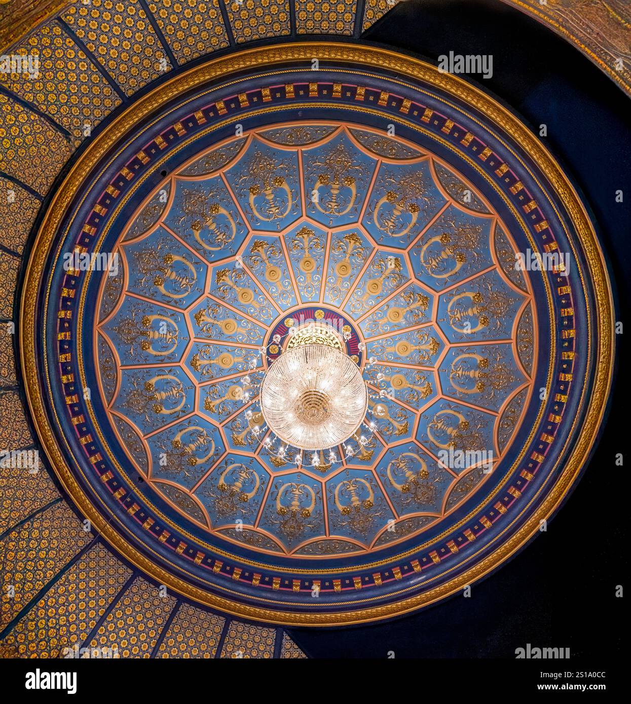 Rosa decorativa decorata per soffitto con lampadario, Lyceum Theatre, Edimburgo, Scozia, Regno Unito Foto Stock