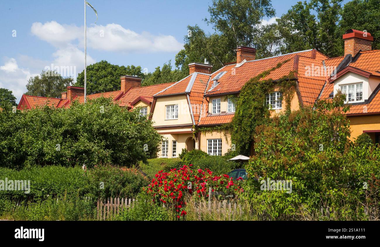 Le case canadesi su Lidingö, un blocco di case a schiera, sono considerate le prime case a schiera della Svezia costruite nel 1907 secondo il modello inglese. Ogni casa ha un piccolo giardino för coltivazione Foto Stock