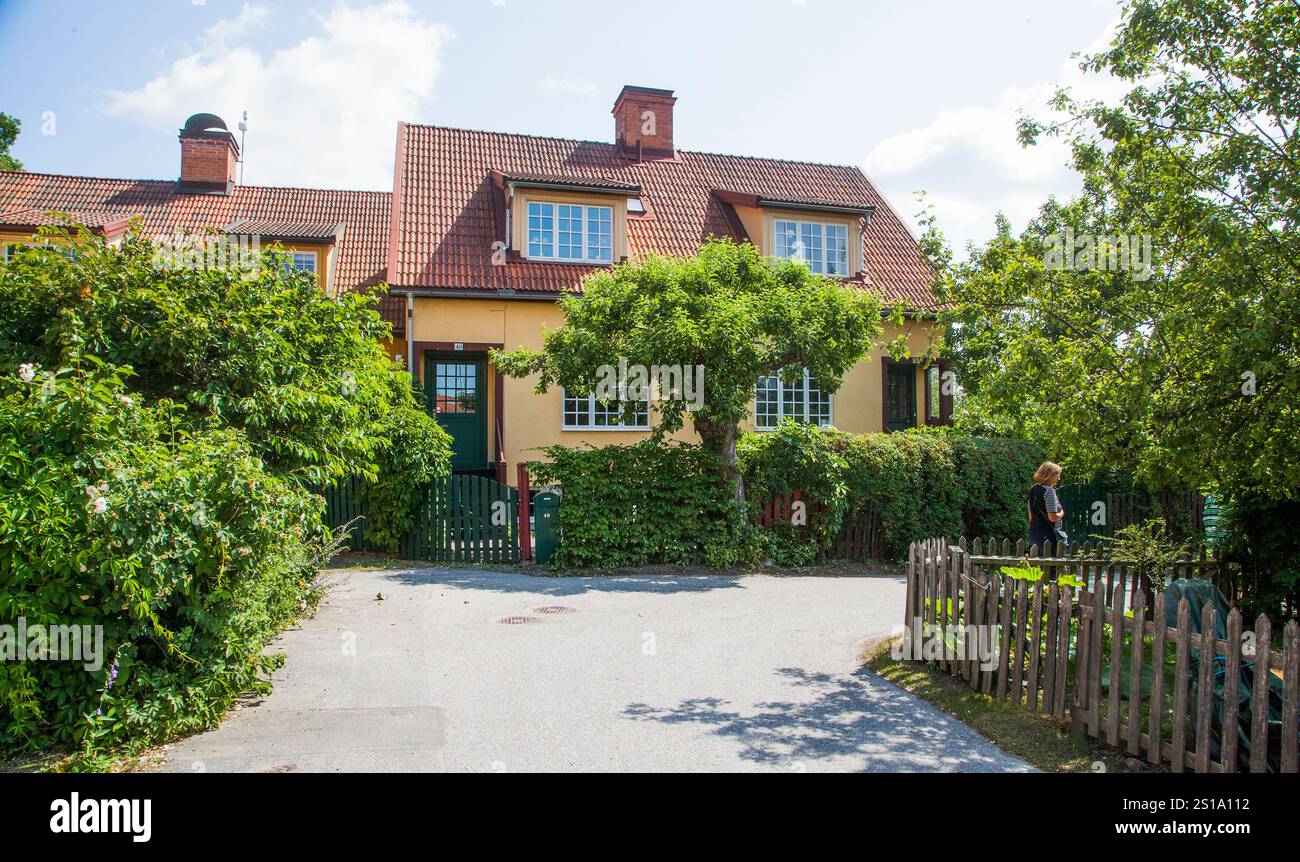 Le case canadesi su Lidingö, un blocco di case a schiera, sono considerate le prime case a schiera della Svezia costruite nel 1907 secondo il modello inglese. Ogni casa ha un piccolo giardino för coltivazione Foto Stock
