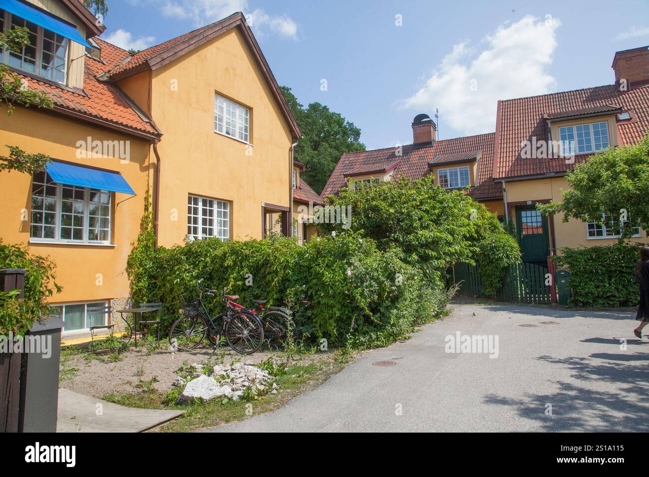 Le case canadesi su Lidingö, un blocco di case a schiera, sono considerate le prime case a schiera della Svezia costruite nel 1907 secondo il modello inglese. Ogni casa ha un piccolo giardino för coltivazione Foto Stock