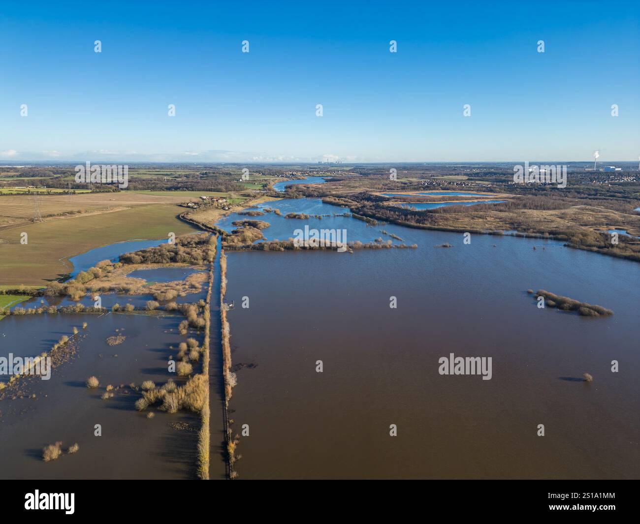 Vista aerea delle inondazioni che circondano la riserva naturale di Fairburn Ings a seguito di un prolungato clima umido, con acque alluvionali che coprono i campi circostanti, le vie di accesso e la bassa terra nel West Yorkshire, Inghilterra. Foto Stock