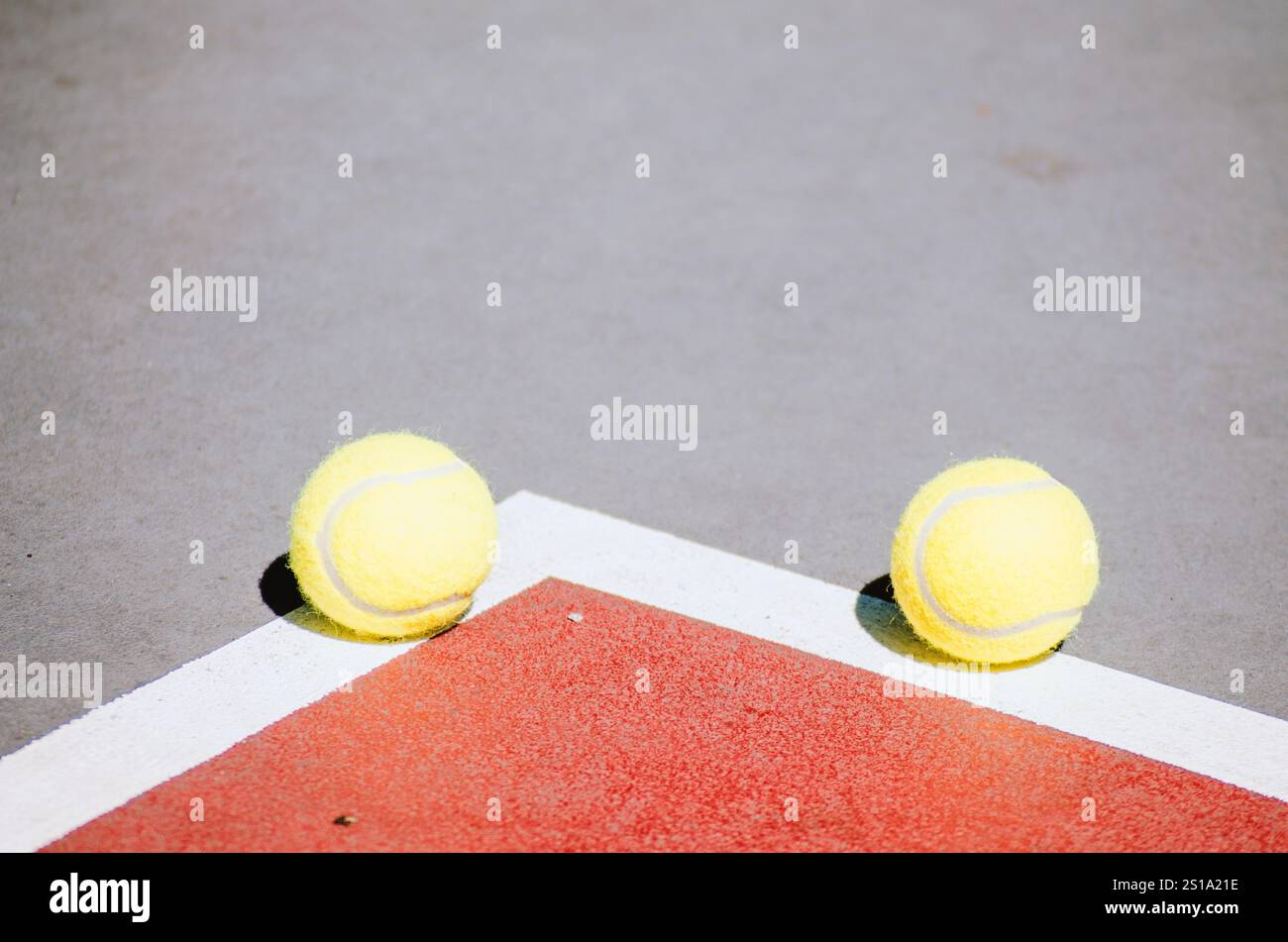 racchetta per lo sfondo sportivo due palline in linea in un campo da tennis Foto Stock