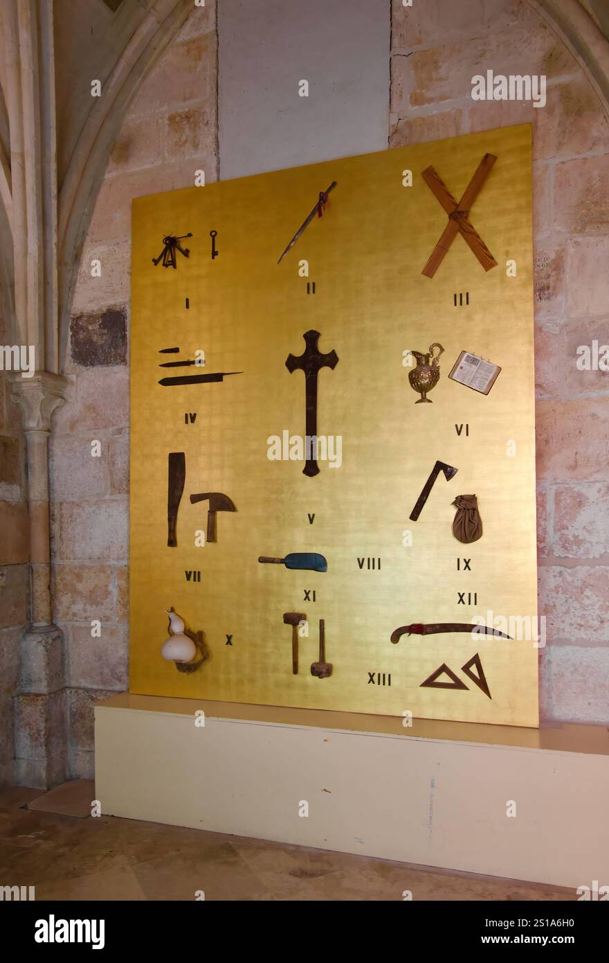 Mostra su pannelli di pietre strumenti su sfondo oro Cattedrale di Santa Maria di Burgos Castiglia di Burgos e León Spagna Europa Foto Stock