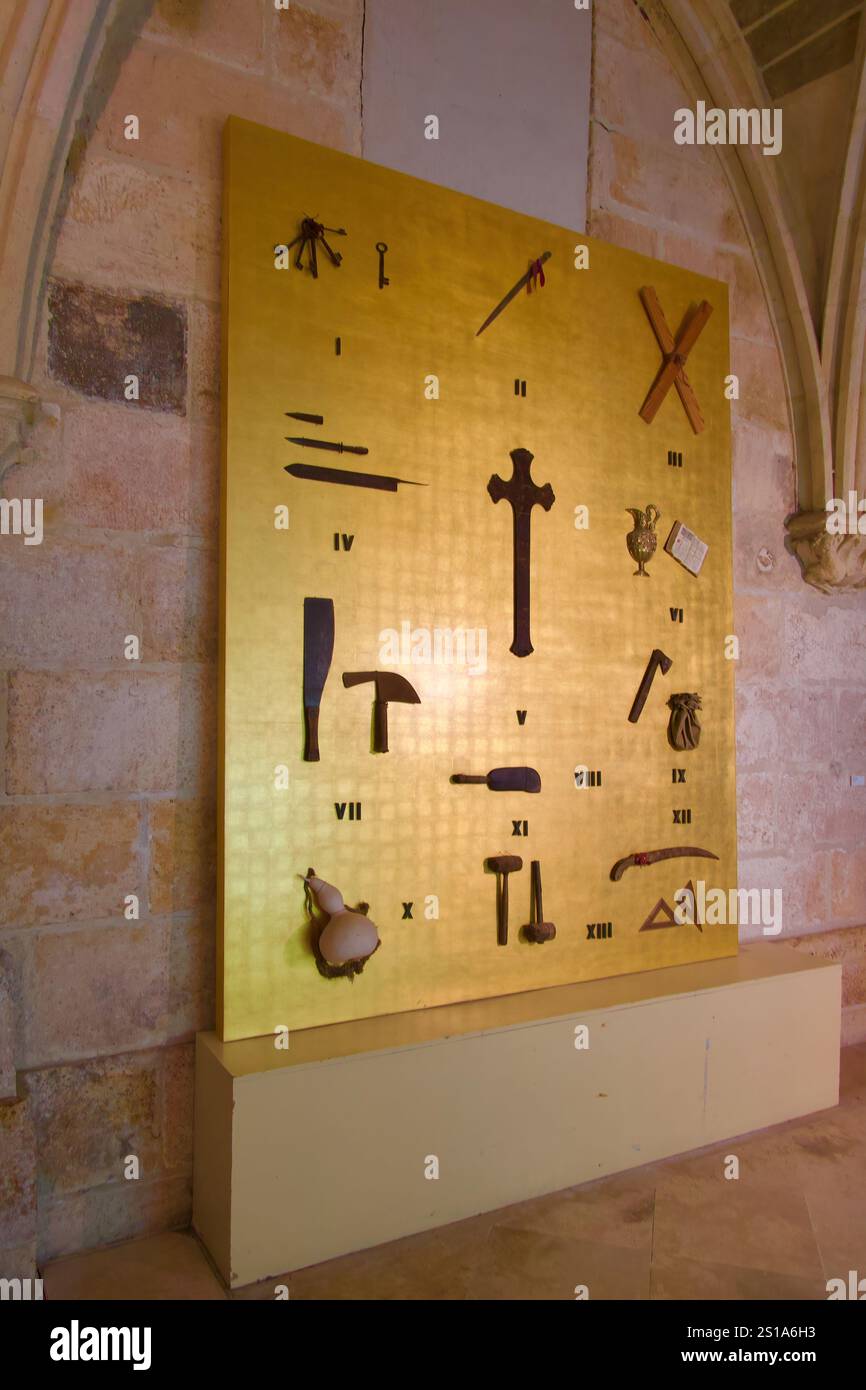 Mostra su pannelli di pietre strumenti su sfondo oro Cattedrale di Santa Maria di Burgos Castiglia di Burgos e León Spagna Europa Foto Stock