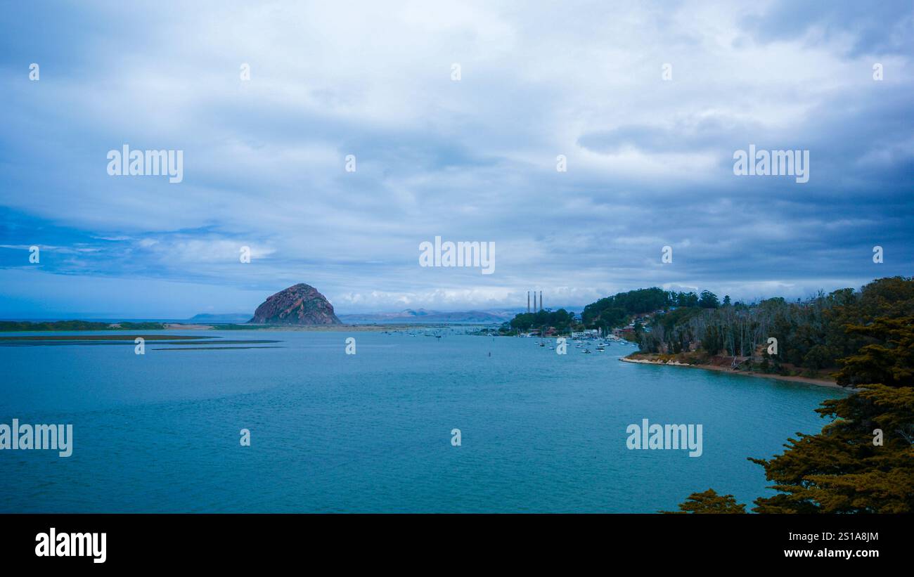 Morro Rock all'alba, costa a Morro Bay, California, Stati Uniti Foto Stock