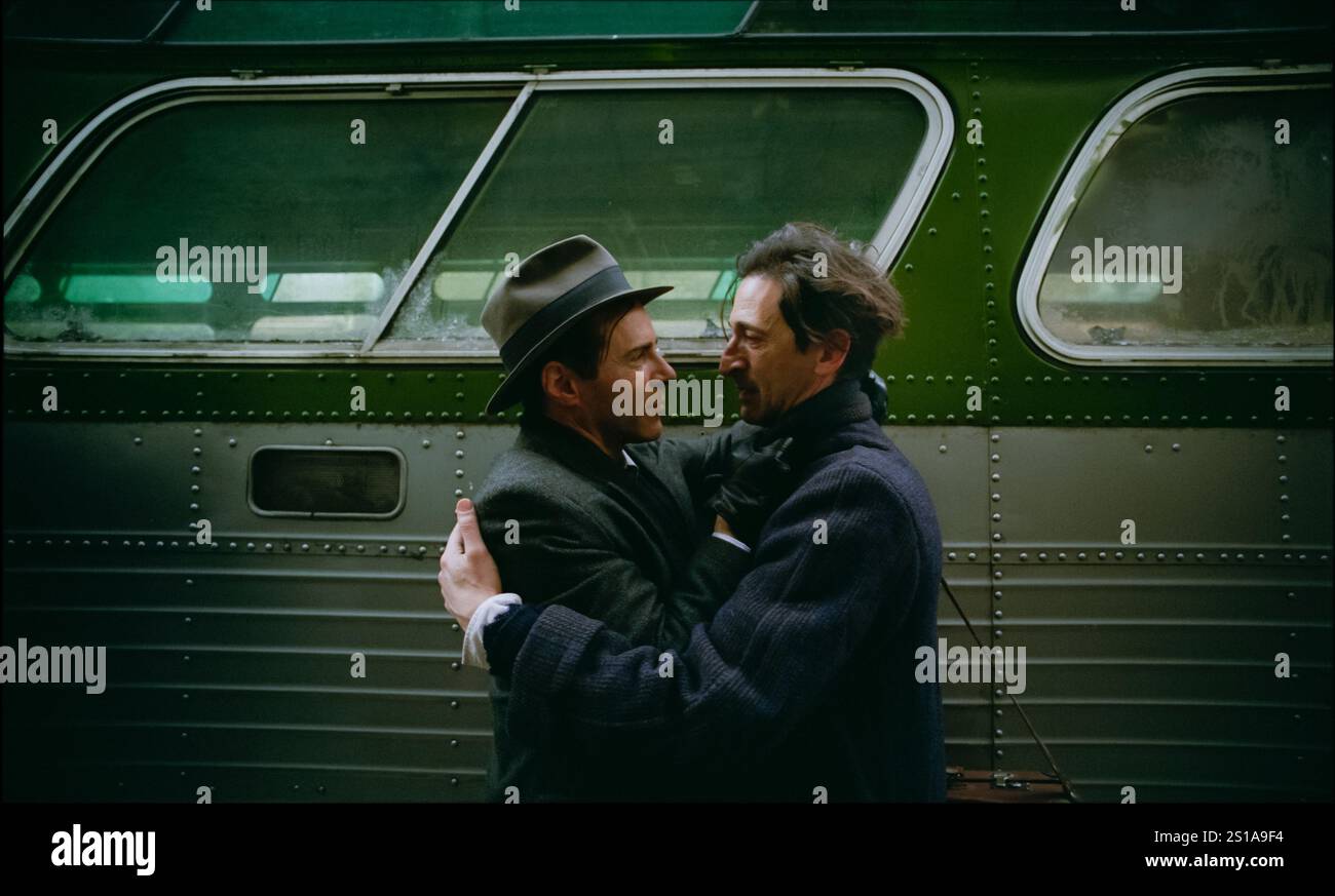 The Brutalist (2024) diretto da Brady Corbet e interpretato da Alessandro Nivola nel ruolo di Attila e Adrien Brody nel ruolo di László Tóth, un architetto visionario che fugge dall'Europa del dopoguerra con sua moglie per costruire un progetto monumentale in America, solo per affrontare sfide inaspettate. Pubblicità ancora ***SOLO PER USO EDITORIALE***. Credito: BFA / A24 Foto Stock