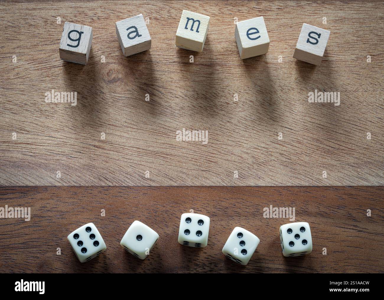 Dadi e lettere di legno Forming the Word Games, Un concetto di gioco da tavolo creativo Foto Stock