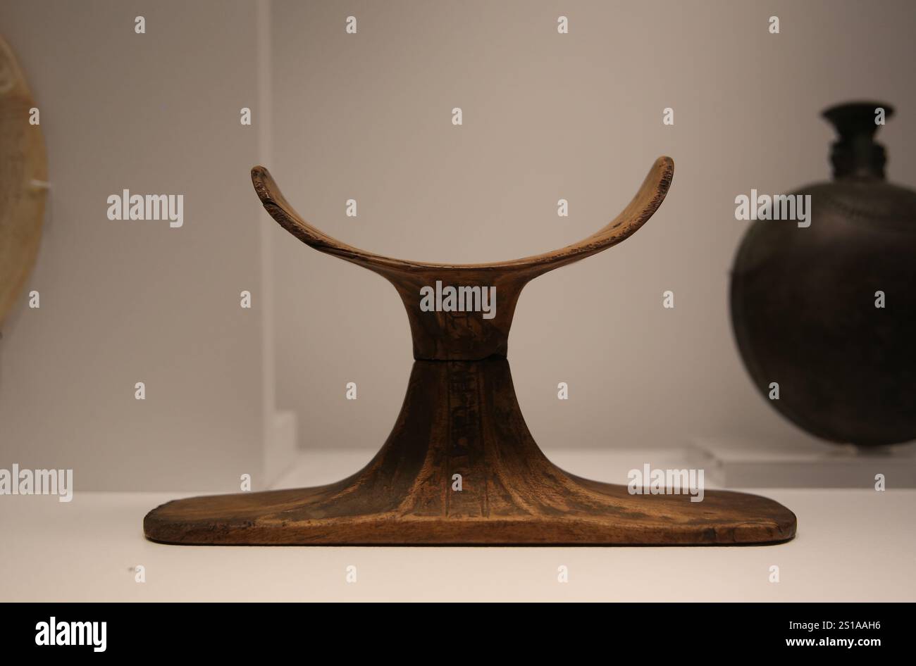 Poggiatesta realizzato con due elementi a incastro con iscrizione geroglifica. Legno. Nuovo Regno (1539-1077 a.C.). Provenienza sconosciuta. Museo Egizio di Foto Stock