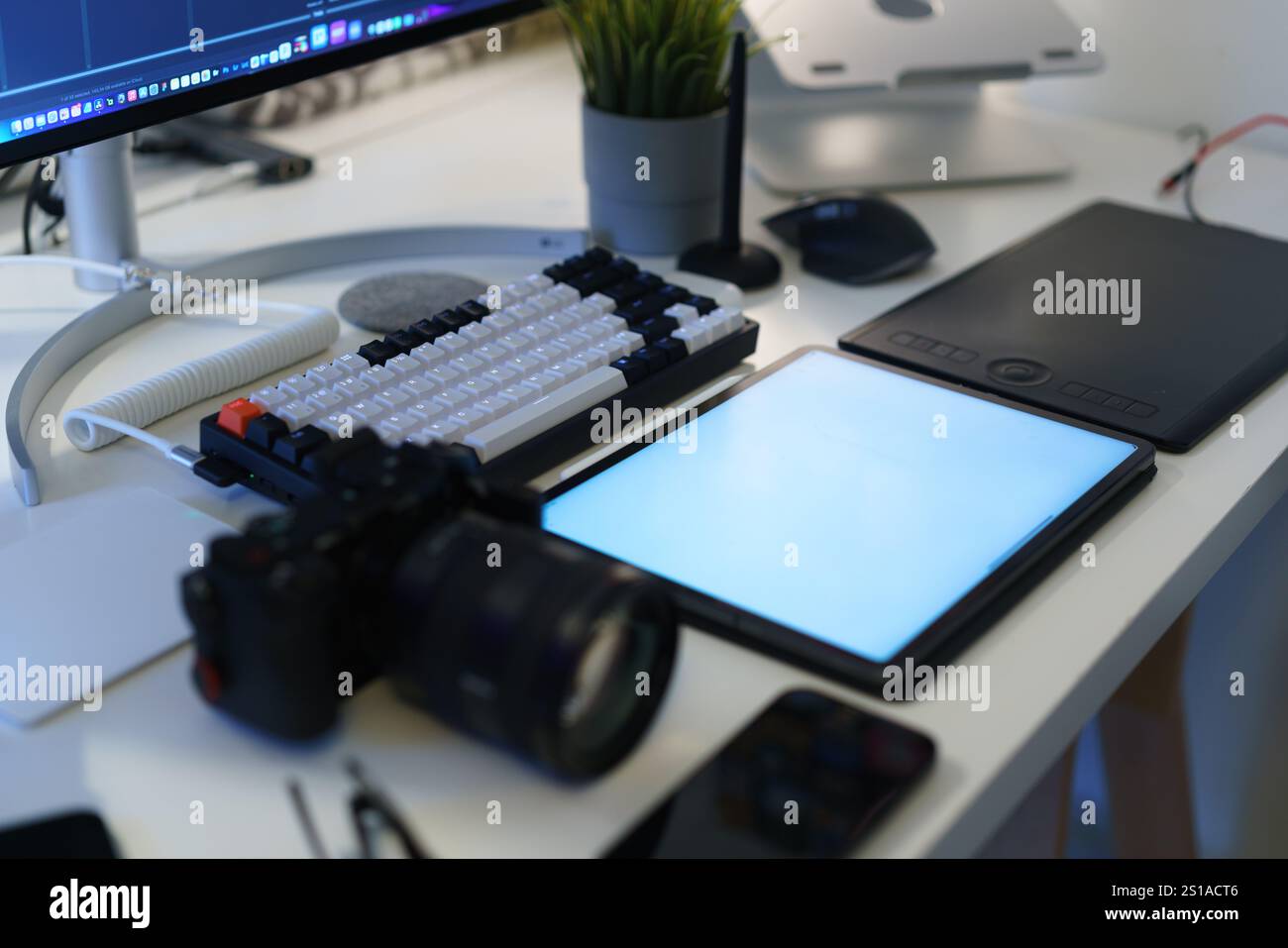 fotocamera digitale editing attrezzature fotografiche tablet grafico casa studio tavolo smartphone monitor strumenti creativi Foto Stock