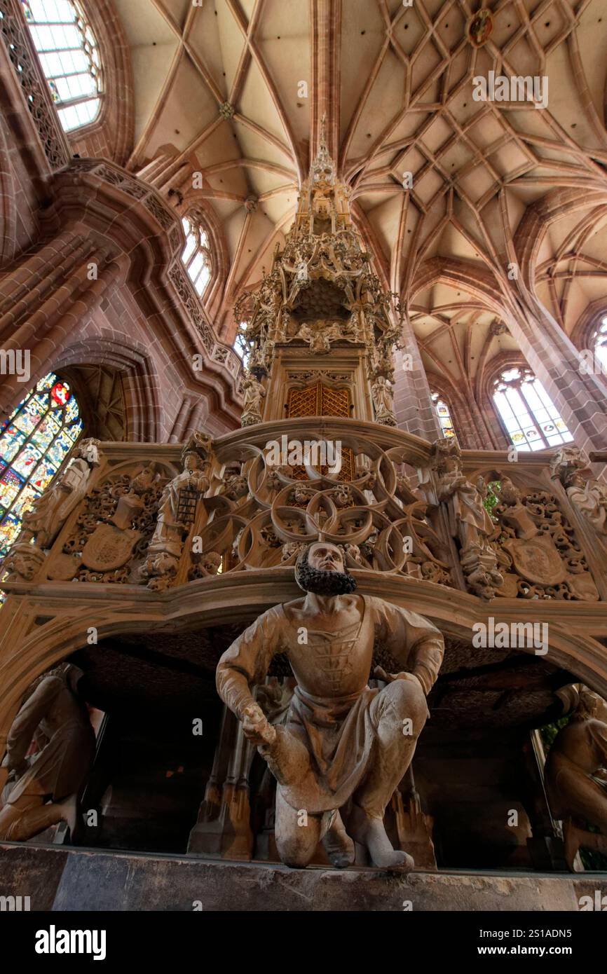 Germania, Baviera, Franconia, Norimberga, città vecchia, Chiesa di San Lorenzo o Lorenzkirche datata dal 13esimo al XV secolo, coro, tabernacolo del XV secolo (Sakramenthaus), alto 20 m, sostenuto da un pilastro, scolpito da Adam Kraft, autoritratto di Adam Kraft Foto Stock