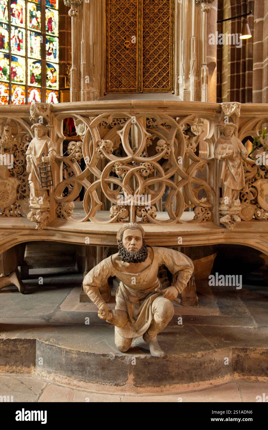 Germania, Baviera, Franconia, Norimberga, città vecchia, Chiesa di San Lorenzo o Lorenzkirche datata dal 13esimo al XV secolo, coro, tabernacolo del XV secolo (Sakramenthaus), alto 20 m, sostenuto da un pilastro, scolpito da Adam Kraft, autoritratto di Adam Kraft Foto Stock