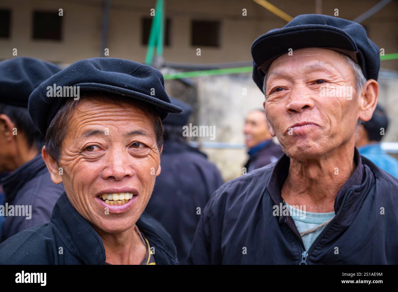 Vietnam, provincia di ha Giang, geoparco dell'altopiano del Carso di Dong Van, Dong Van, mercato settimanale del gruppo etnico Hmong, gli uomini indossano ancora il berretto basco, un souvenir del periodo della colonizzazione francese Foto Stock