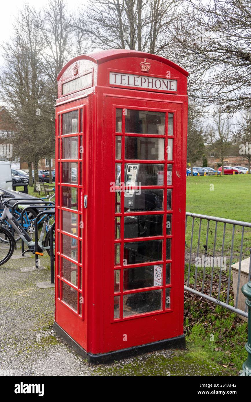 Telefono tradizionale rosso a Choristers Square, Salisbury, Wiltshire, Inghilterra, Regno Unito Foto Stock