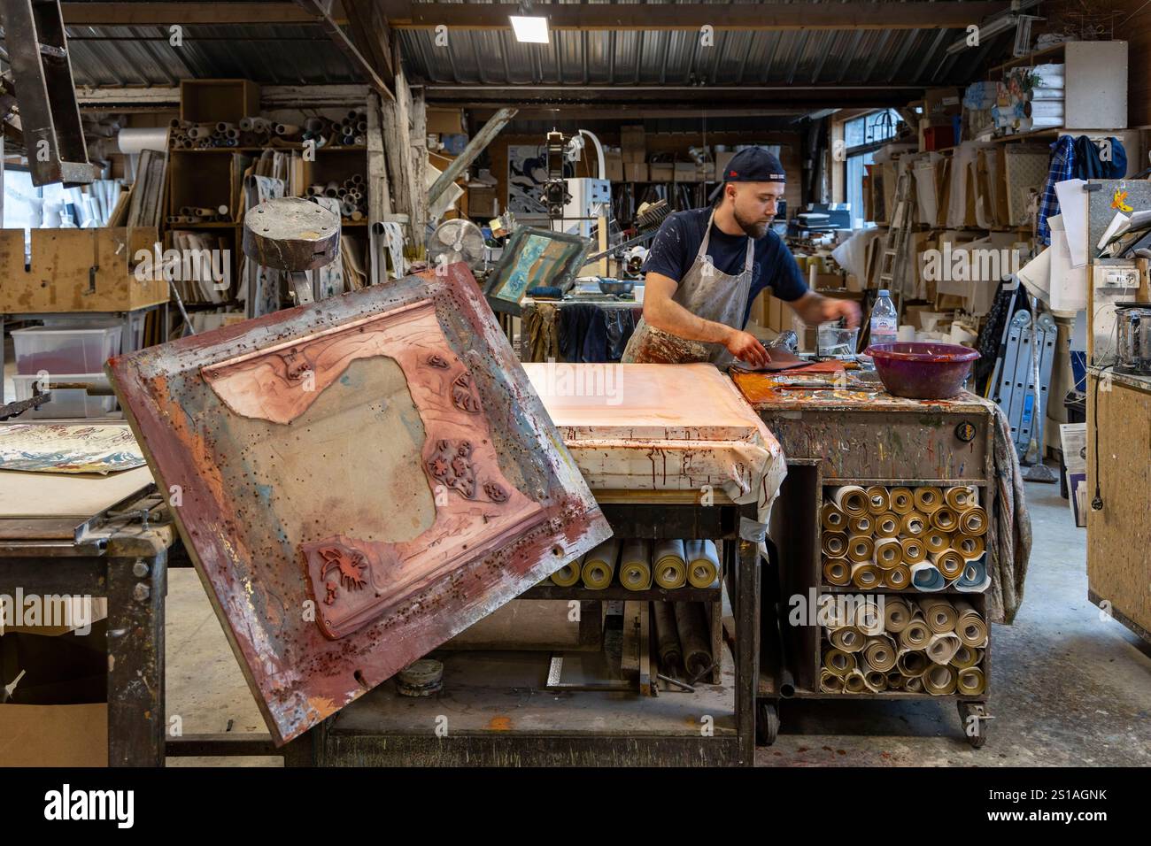 Francia, Indre et Loire, Tours, l'Atelier d'Offard perpetua il know-how delle carte da parati dei grandi produttori del XVIII e XIX secolo, preparando il blocco di stampa Foto Stock