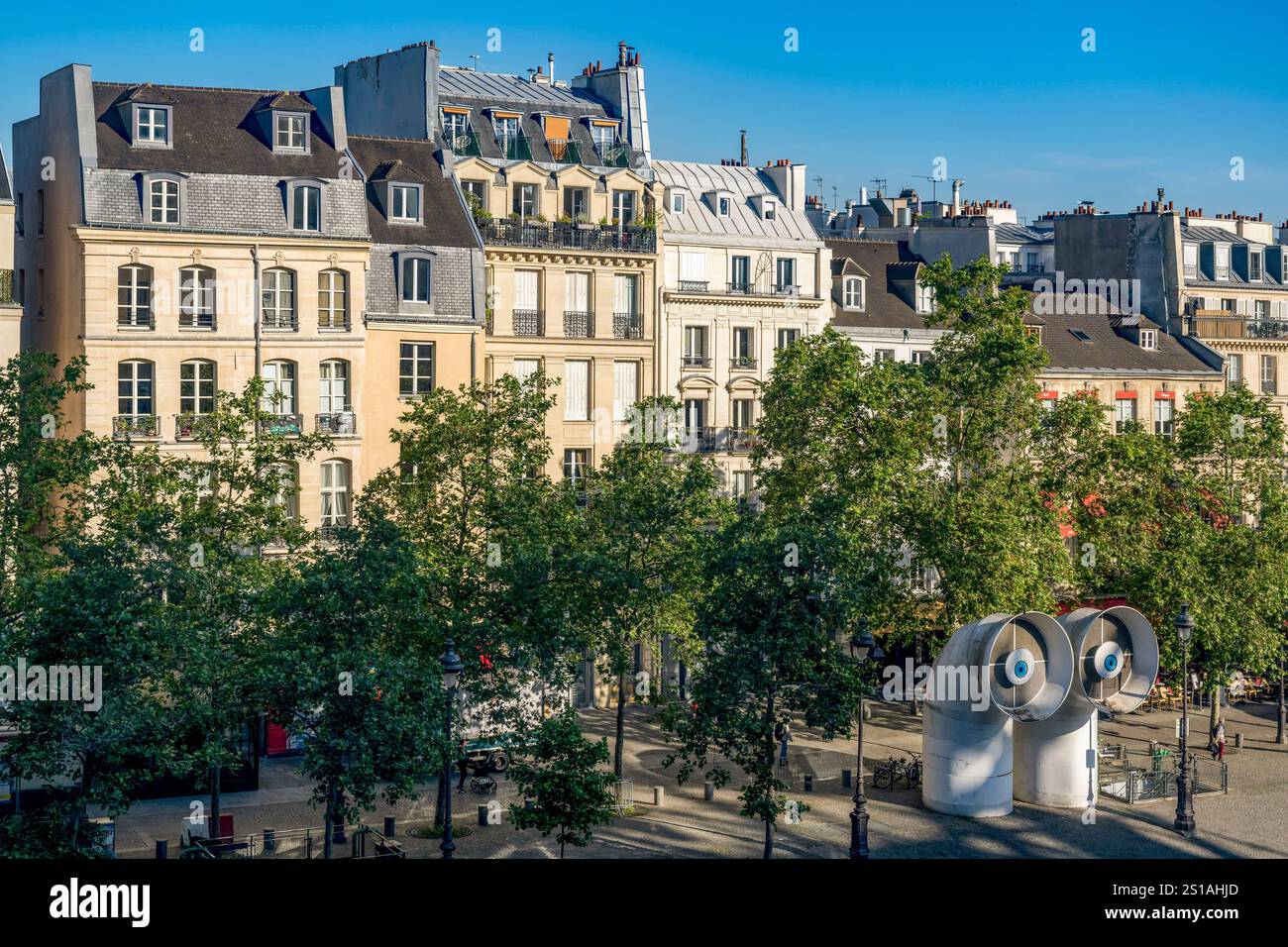 Francia, Parigi, quartiere Les Halles Beaubourg, Centre Pompidou o Beaubourg, degli architetti Renzo piano, Richard Rogers e Gianfranco Franchini, piazzale di Beaubourg, prese d'aria del Centre Pompidou (Centro Nazionale d'Arte e Cultura Georges-Pompidou) Foto Stock