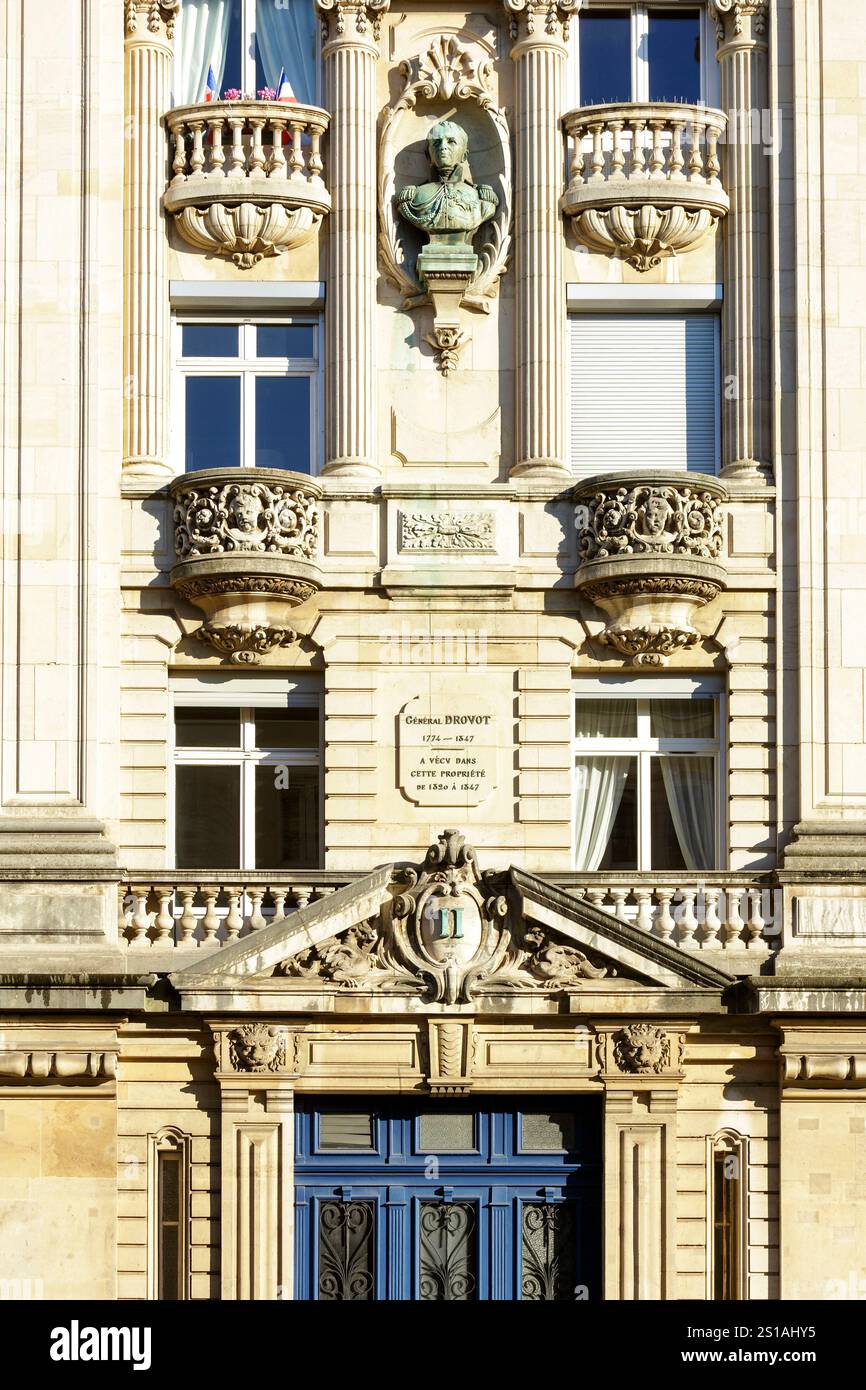 Francia, Meurthe et Moselle, Nancy, facciata di un edificio borghese in stile neoclassico con una cassa del generale Drouot sulla facciata costruita dall'architetto Auguste Thierry nel 1903 si trova rue Saint Leon Foto Stock
