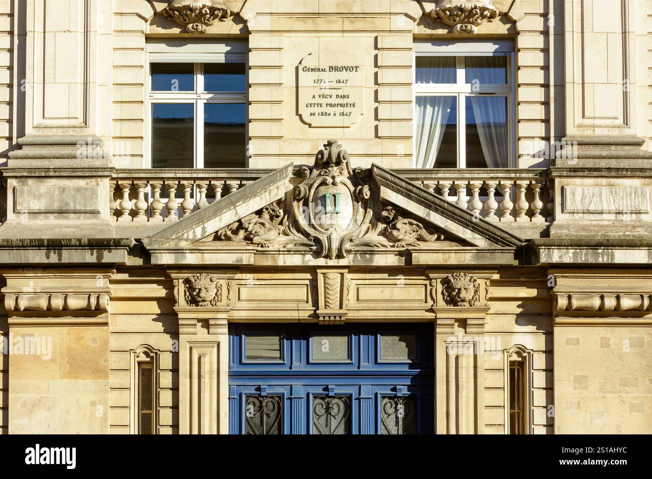 Francia, Meurthe et Moselle, Nancy, facciata di un edificio borghese in stile neoclassico con una cassa del generale Drouot sulla facciata costruita dall'architetto Auguste Thierry nel 1903 si trova rue Saint Leon Foto Stock