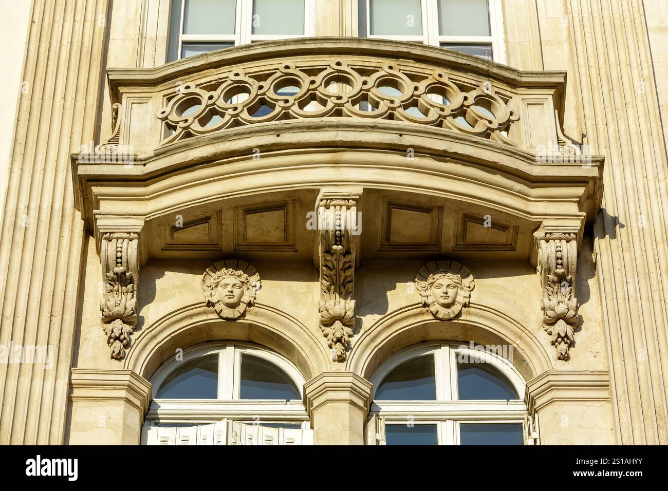 Francia, Meurthe-et-Moselle, Nancy, balcone e ornamenti in mascaron che rappresentano volti umani sulla facciata di un condominio borghese situato in Rue de Serre Foto Stock