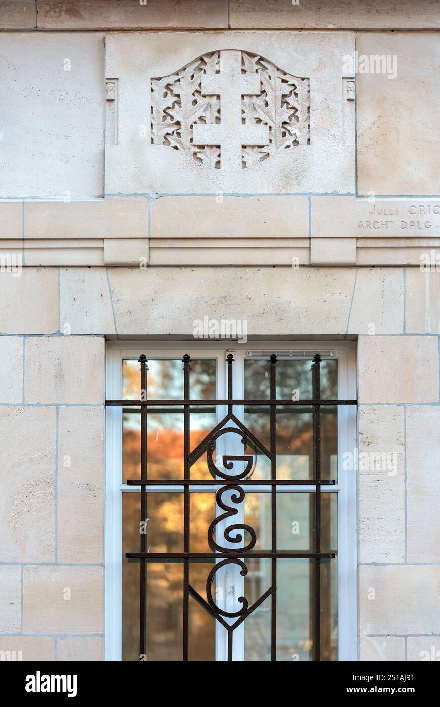 Francia, Meurthe-et-Moselle, Nancy, croce di Lorena sulla facciata del Pavillon Marquette Groupe des Etudiants Catholiques GEC (gruppo di studenti cattolici) costruito nel 1931 su progetto dell'architetto Jules Criqui in stile Art Deco situato in Rue Baron Louis Foto Stock