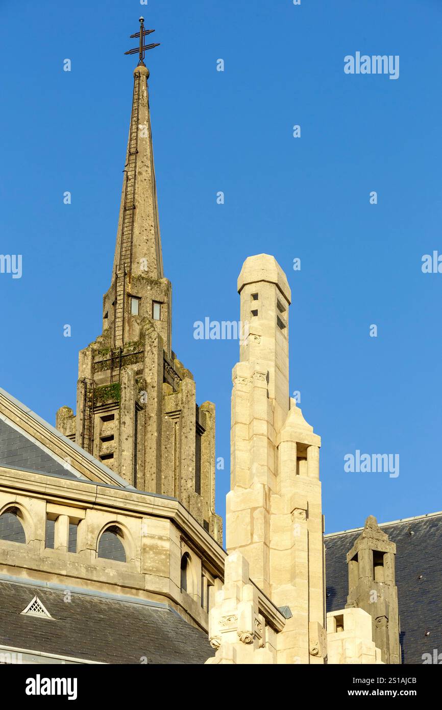 Francia, Meurthe et Moselle, Villers-lès-Nancy, campanile e tetto della chiesa di Sainte-Thérèse-de-l'Enfant-Jésus la cui costruzione fu iniziata nel 1930 dall'architetto Jules Criqui e completata nel 1970 dall'architetto Maurice Baier che fa parte della tradizione eclettista mescolando stile Art Deco, romano e gotico situato Boulevard Beaudricourt Foto Stock