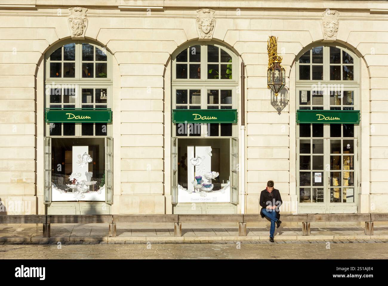 Francia, Meurthe et Moselle, Nancy, lampioni e ornamenti in mascaron che rappresentano volti umani sulla facciata del negozio Daum in Place Stanislas (piazza Stanislas ex piazza reale) costruita da Stanislas Leszczynski, re di Polonia e ultimo duca di Lorena nel XVIII secolo, patrimonio mondiale dell'UNESCO Foto Stock