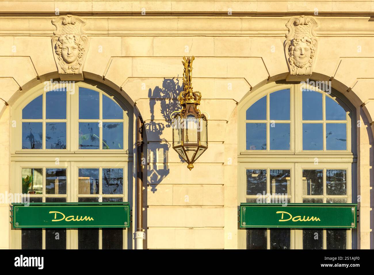 Francia, Meurthe et Moselle, Nancy, lampioni e ornamenti in mascaron che rappresentano volti umani sulla facciata del negozio Daum in Place Stanislas (piazza Stanislas ex piazza reale) costruita da Stanislas Leszczynski, re di Polonia e ultimo duca di Lorena nel XVIII secolo, patrimonio mondiale dell'UNESCO Foto Stock
